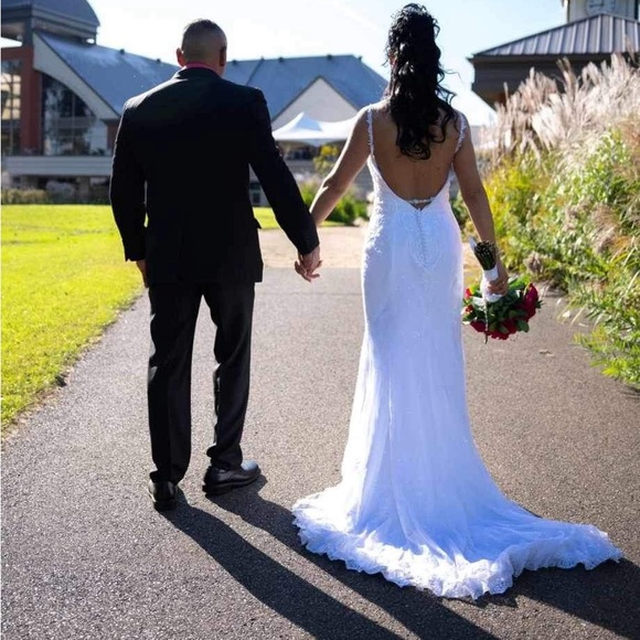 Wedding dress size 2-4 US - Picture 2 of 4